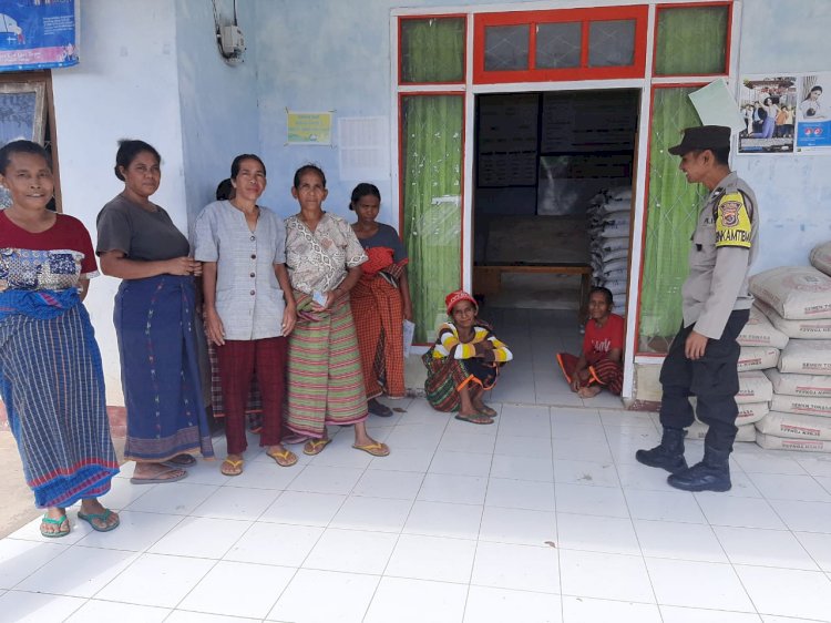 Bhabinkamtibmas Kecamatan Rahong Utara, Aipda Ridwan Lubalu, Memastikan Distribusi Beras Aman dan Sampaikan Pesan Penting
