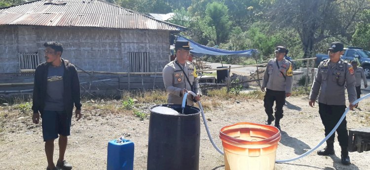 Bhakti Sosial : Kapolsek Reo Bagikan 5.000 Liter Air Bersih kepada Warga Desa Robek