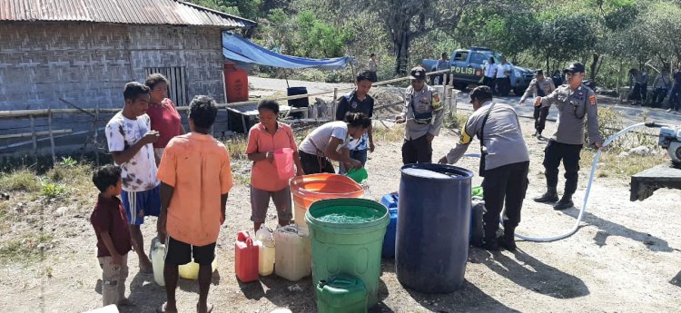 Bhakti Sosial : Kapolsek Reo Bagikan 5.000 Liter Air Bersih kepada Warga Desa Robek