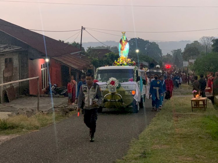 Polres Manggarai Terjunkan Personil Pengamanan dan Pengawalan Prosesi Perarakan Patung Bunda Maria Ratu Rosario dalam Rangka Festival Golo Curu
