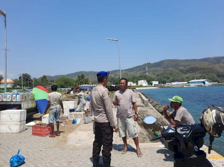 Kasubnit Bimas Air Sat Polairud Polres Manggarai Himbau Nelayan di Pelabuhan Reo