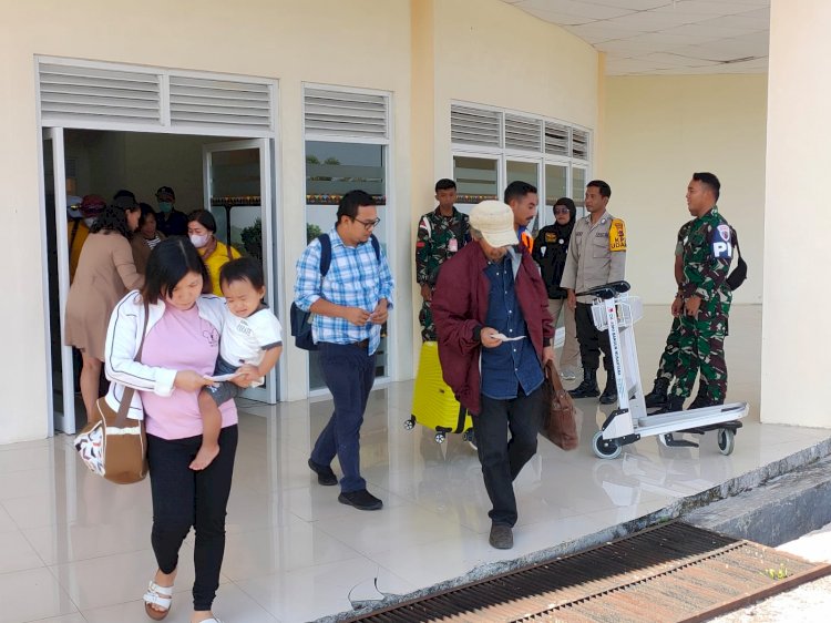KP3 Udara Lakukan Pengamanan aktifitas Penumpang Pesawat di Bandar Udara Frans Sales Lega Ruteng