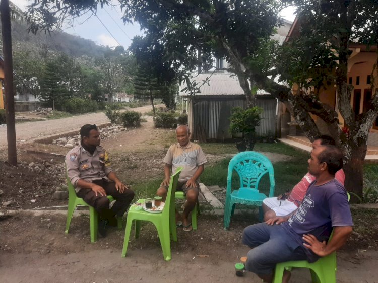 Bripka Stanislaus K.Tandi Melaksanakan Patroli Dialogis dan Sambang Tokoh Masyarakat di Kampung Kajong, Kecamatan Reok Barat
