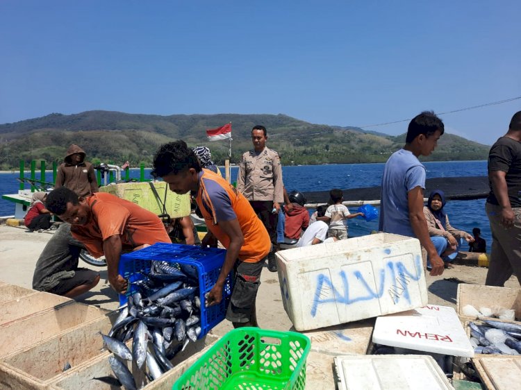 Kasubnit Bimas Air Sat Polairud Polres Manggarai Sambangi Nelayan di Pelabuhan Reo-Kedindi