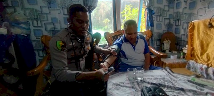Bamin SIDOKKES Polres Manggarai, Laksanakan Kunjungan Kesehatan Anggota PNPP Polres Manggarai yang Sakit