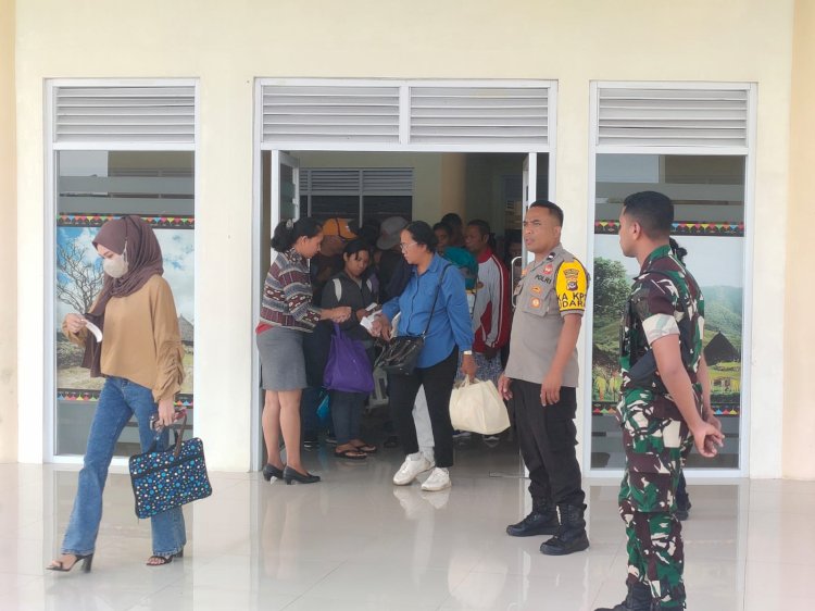 Pengamanan Pesawat Penumpang di Bandar Udara Frans Sales Lega Ruteng oleh Pospol KP3 Udara.