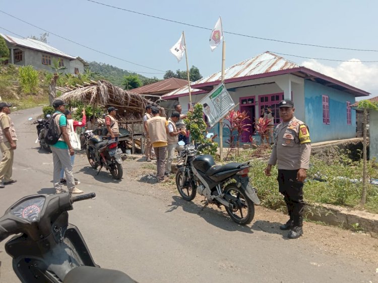 Bhabinkamtibmas Kecamatan Satar Mese Barat Lakukan Pengamanan Penertiban Alat Peraga Kampanye Pemilu