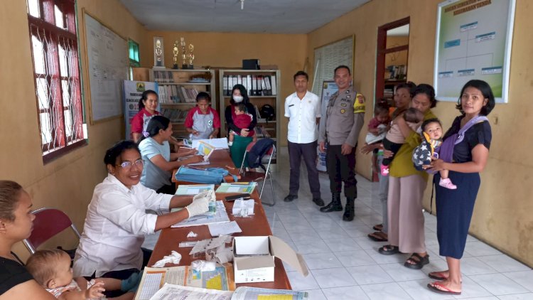 Bhabinkamtibmas Kecamatan Langke Rembong Pantau Giat Posyandu dan Sosialisasikan Pencegahan Berbagai Tindak Pidana