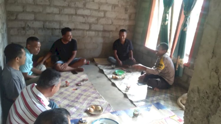 Bhabinkamtibmas Kecamatan Satar Mese Utara Himbau Warga di Desa Cireng terkait TPPO dan Harkamtibmas Jelang Pemilu