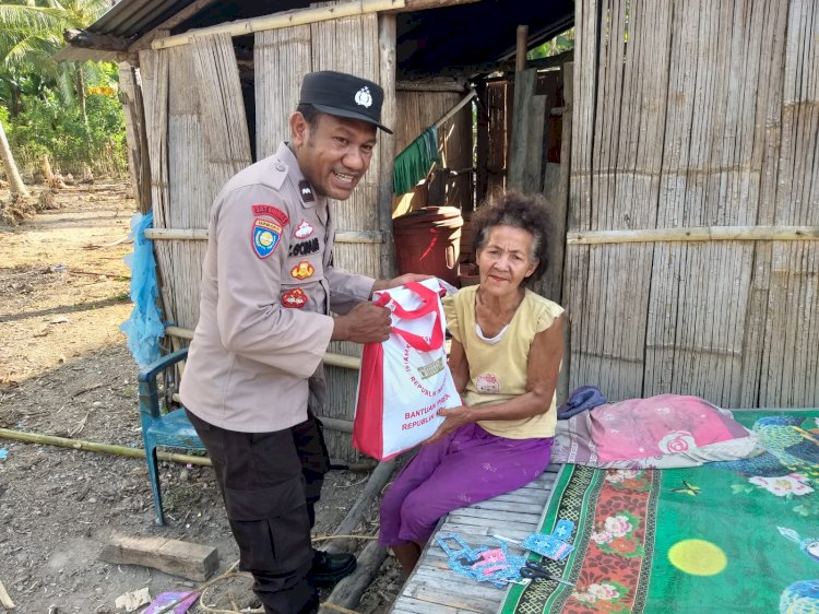 Bhabinkamtibmas Kecamatan Reok Salurkan Bantuan Sembako dan Sampaikan Pesan Kamtibmas