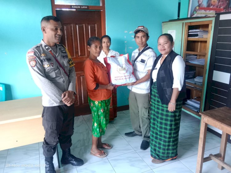 Salurkan Bantuan Sembako di Kelurahan Karot, Bhabinkamtibmas Himbau Warga Waspada TPPO.