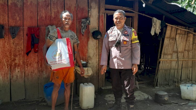 Salurkan Bantuan Sosial Presiden Ri Di Desa Dimpong, Aipda Kornelius Jemarus sampaikan Sosialisasikan TPPO dan Pemilu Damai.