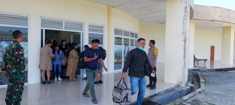 Pospol KP3 Udara Frans Sales Lega Amankan Pesawat Penumpang di Bandara Ruteng