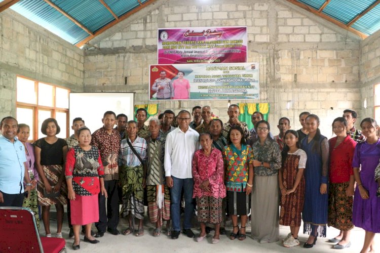 Kapolda NTT dan Ketua Bhayangkari Daerah Salurkan Bantuan Sosial Sembako di GMIT Imanuel Noetoko.