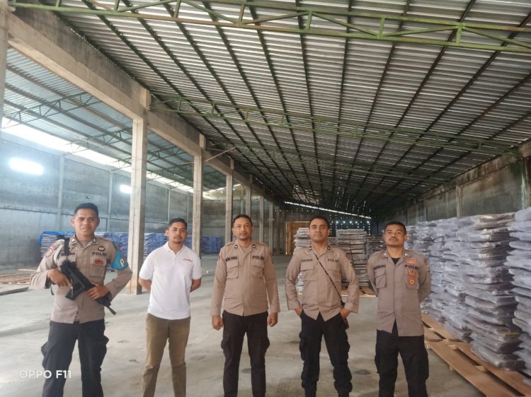 Operasi Mantap Brata: Polres Manggarai tempatkan Personil Pengamanan Gudang Logistik KPU Kabupaten Manggarai.