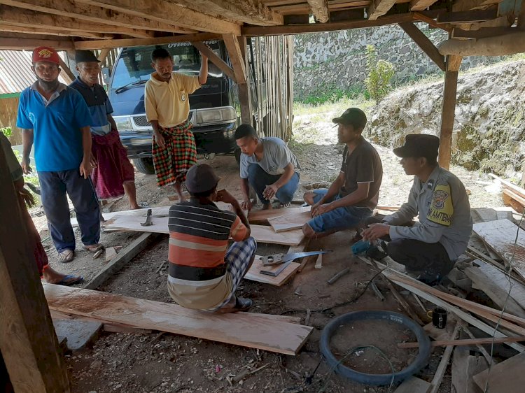 Bhabinkamtibmas Sosialisasi Pemilu Damai dan Pencegahan TPPO di Desa Golo Langkok