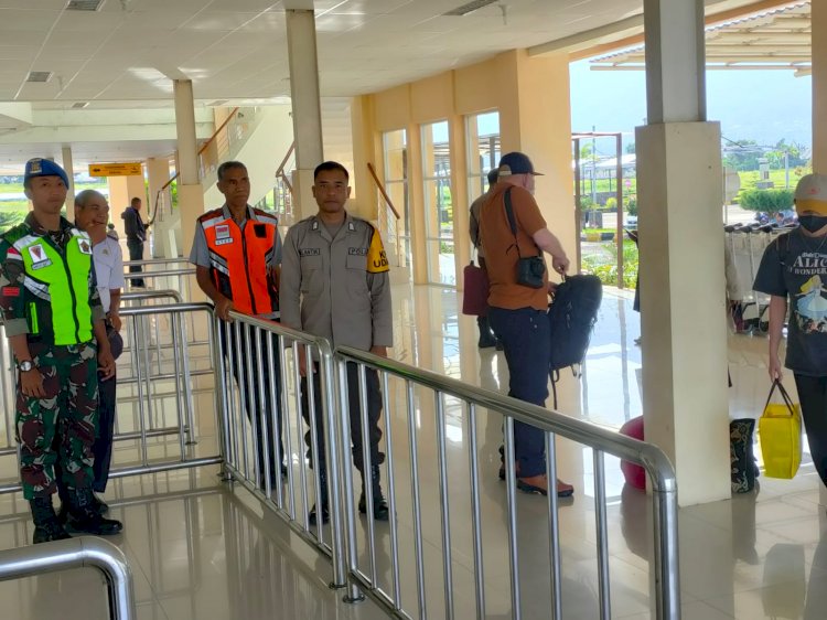 Pos Pengamanan Operasi Lilin Turangga 2023 di Bandara Frans Sales Lega Lakukan Pengamanan Pesawat Penumpang dengan Cermat