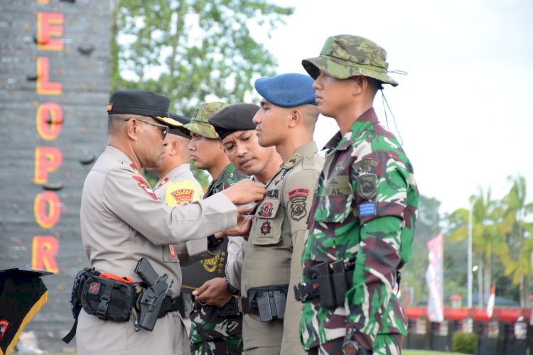 *Kapolri Beri Penghargaan Pin Emas Kepada Prajurit TNI dan Anggota Polri yang tergabung dalam Satgas Operasi Damai Cartenz 2023*