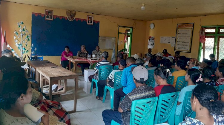 Hadiri Penyaluran Bantuan PKH dan Sembako di Desa To,e, Kecamatan Reok Barat, Kabupaten Manggarai, Bhabinkamtibmas Himbau warga jaga situasi kamtibmas.