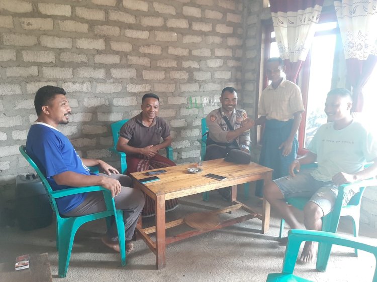 Bripka Stanislaus K. Tandi Beri Himbauan Kamtibmas dalam Kegiatan Sambang dan Diskusi di Kampung Tagol, Ds. Loce, Kec. Reok Barat