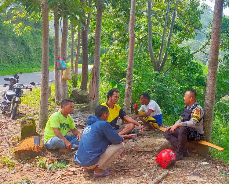 BRIPKA ALBERTUS RAHMAT Pantau Situasi Kamtibmas di Desa Riung, Kecamatan Cibal, Kabupaten Manggarai