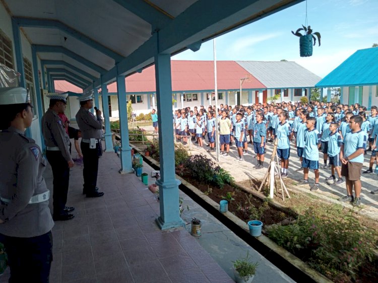 POLICE GOES TO SCHOOL: Sat Lantas Polres Manggarai Meningkatkan Kesadaran Berlalu Lintas di SMPN 06 Langke Rembong