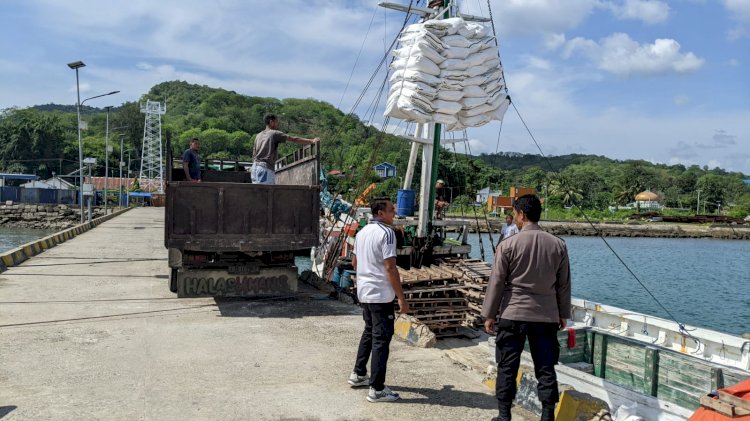Pengamanan Aktivitas Bongkar Muat di Pelabuhan Laut Kelas II Reo Berlangsung Lancar