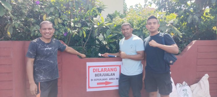 Personil Polres Manggarai Bersihkan dan Terapkan Ketertiban di Depan Asrama Polres