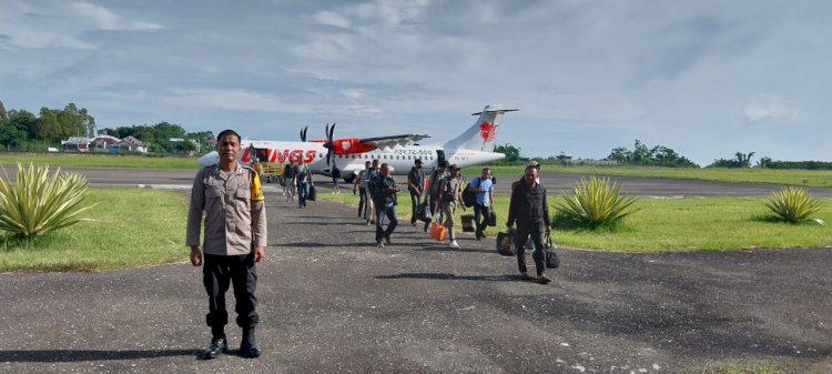 Pengamanan Pesawat Penumpang oleh Pospol KP3 Udara Frans Sales Lega Ruteng