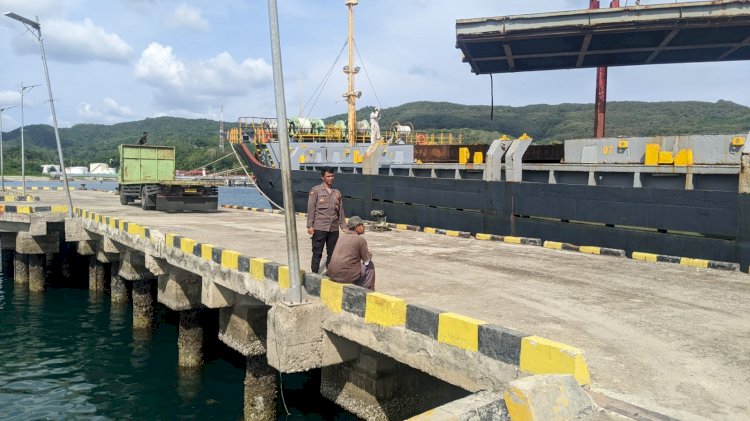 Pengamanan Aktivitas Bongkar Muat di Pelabuhan Laut Kelas II Reo Berjalan Lancar