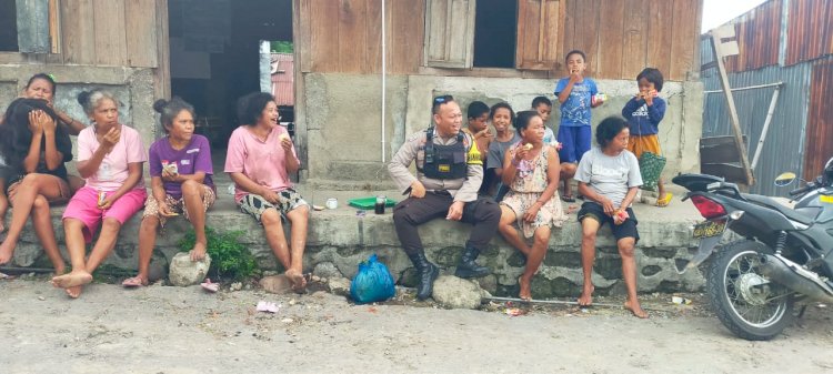 Bripka Albertus Rahmat Melakukan Patroli Dialogis untuk Memantau Situasi Kamtibmas di Desa Ladur, Kecamatan Cibal, Kabupaten Manggarai
