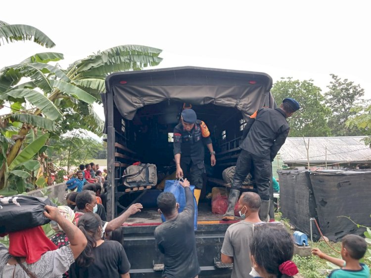 Tim SAR Brimob Polda NTT Evakuasi Warga Korban Erupsi Gunung Lewotobi di Desa Riang Rita.-