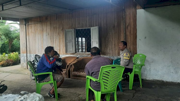 Bhabinkamtibmas BRIPKA Anselmus K. Nongko Gencar Lakukan Patroli Pencegahan TPPO dan Himbauan Pemilu Damai.