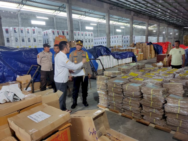Pastikan Kesiapan Logistik pemilu, Kapolres Manggarai Cek Langsung Gudang Logistik KPU Kabupaten Manggarai.