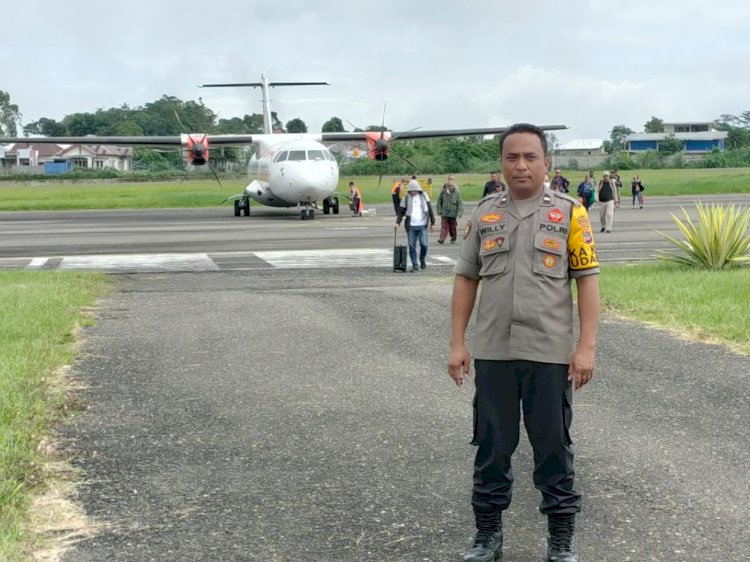 Pospol KP3 Udara Frans Sales Lega Ruteng Lakukan Pengamanan Pesawat Wings Air ATR 72-500