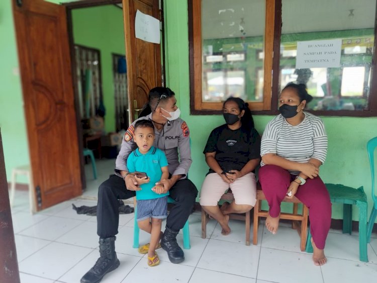 Tim Trauma Healing Ditsamapta Polda NTT Bantu Korban Erupsi Gunung Lewotobi Laki-laki di Kabupaten Flotim.-
