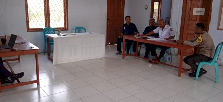 Bhabinkamtibmas Briptu Richard Mandiri Himbau Warga di Desa Cambir Leca Menjelang Pemilu 2024