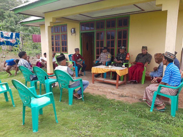 Bhabinkamtibmas Diskusi dan Edukasi Kamtibmas Jelang Pemilu di Desa Nao, Satar Mese Utara