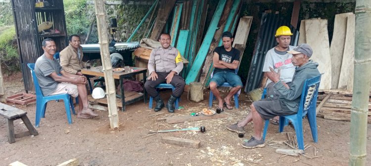 Himbauan Pemilu Damai : Bripka Fransiskus Xaverius Narsi Janggur Melakukan Patroli di Desa Cumbi