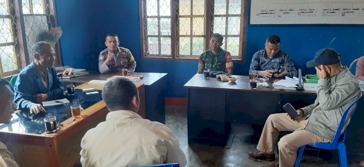 Patroli Dialogis Bhabinkamtibmas dan Bhabinsa Kecamatan Ruteng di Desa Benteng Kuwu