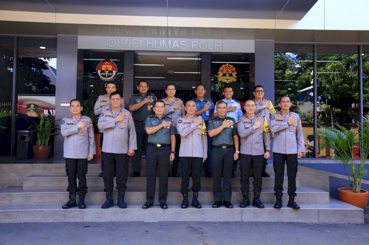 Kadiv Humas Terima Kunjungan Kapuspen TNI, Sinergitas Kunci Lewati Tantangan