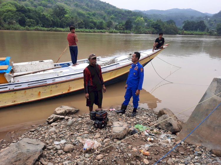 Kasubnit Binmas Air Sat Polairud Polres Manggarai Lakukan Sambang di Pesisir Pantai Sungai Wae Pesi