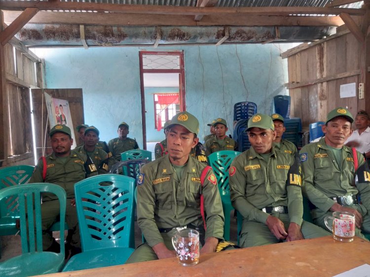 Aipda Yustianus Gorang, Bhabinkamtibmas Kecamatan Reok, Polres Manggarai berikan Pembekalan Linmas Desa Watu Tango