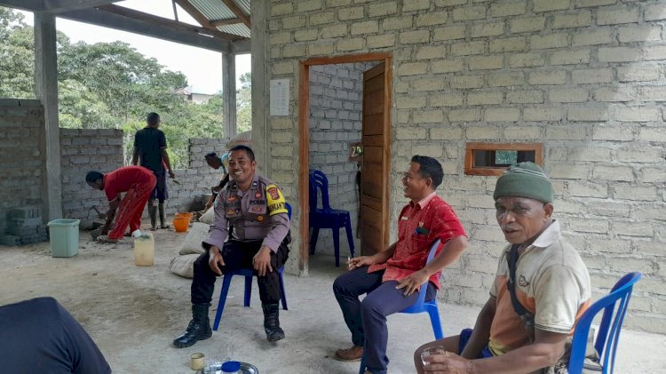 Patroli dan Sambang Bhabinkamtibmas Aipda Kornelius Jemarus di Desa Benteng Tubi, Kecamatan Rahong Utara