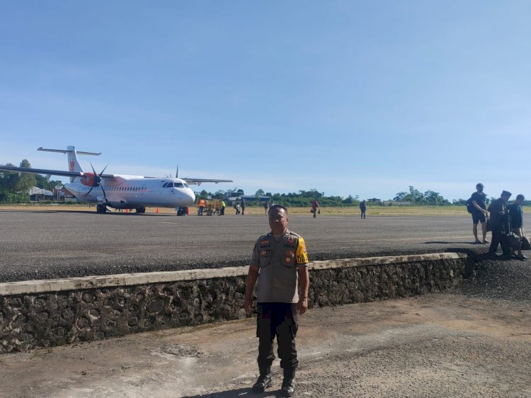Pospol KP3 Udara Frans Sales Lega Ruteng Amankan Pengamanan Pesawat Penumpang Wings Air ATR 72-600