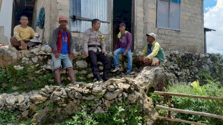 Bhabinkamtibmas Sosialisasikan Pencegahan Kejahatan dan Himbauan Pemilu Damai di Benteng Tubi