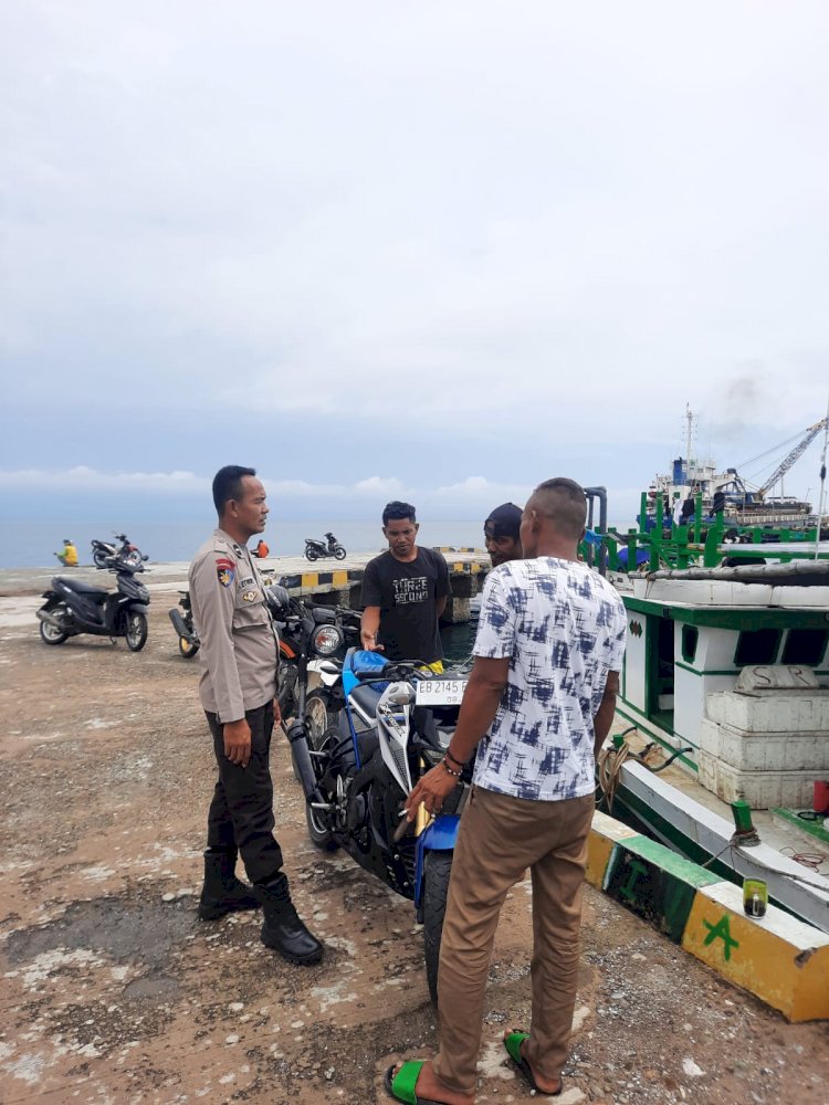 Sambang dan Patroli Sat Polair Polres Manggarai Himbau Nelayan di Pelabuhan Reo