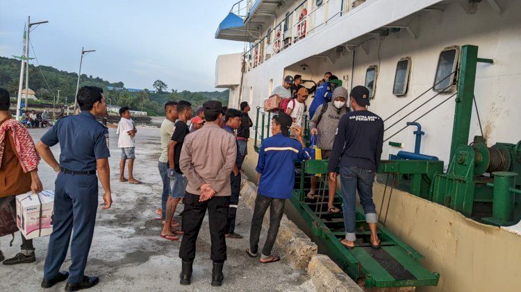 KP3 Laut Pelabuhan Reo Amankan Kedatangan dan Keberangkatan Kapal Penumpang KM Sabuk Nusantara 49