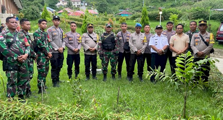 Patroli Gabungan TNI-Polri dan Sambang TPS Bersama Camat Cibal, dalam Proses Pemungutan Suara Pemilu Berlangsung Lancar