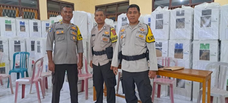 Operasi Mantap Brata: Kasat Binmas dan Kasiwas Polres Manggarai Pimpin Pengamanan Pleno di PPK Kecamatan Reok Barat
